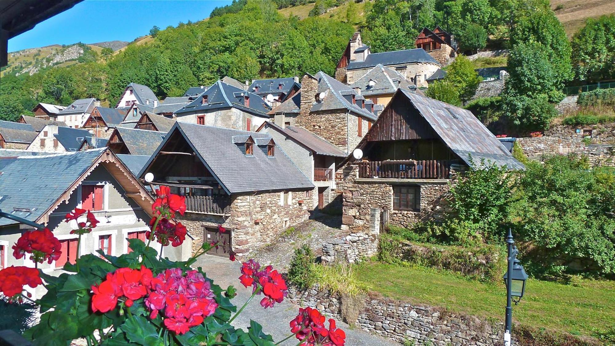 Hotel - Restaurant - Bar - Le Sapin Fleuri Bourg-dʼOueil Exterior foto
